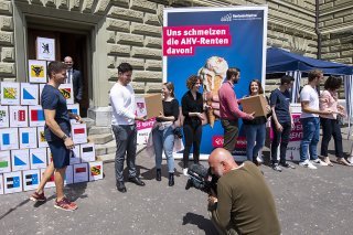 Les Suisses disent non à une augmentation de l'âge de la retraite (archives). KEYSTONE/MARCEL BIERI